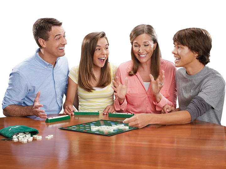 Jouer au Scrabble© entre amis - Photo ©Mattel
